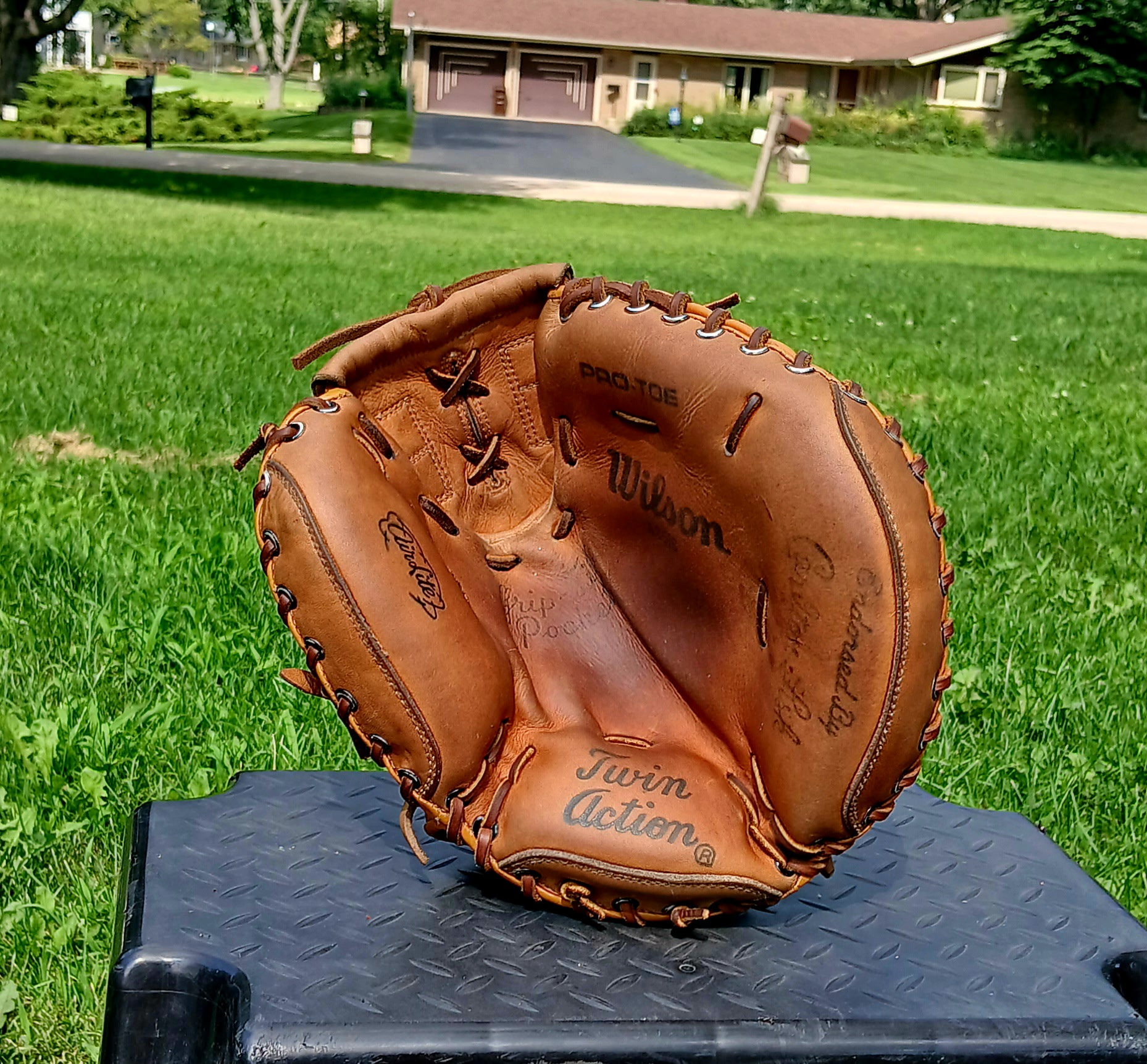 Wilson A2518 Catcher's Mitt Twin Action